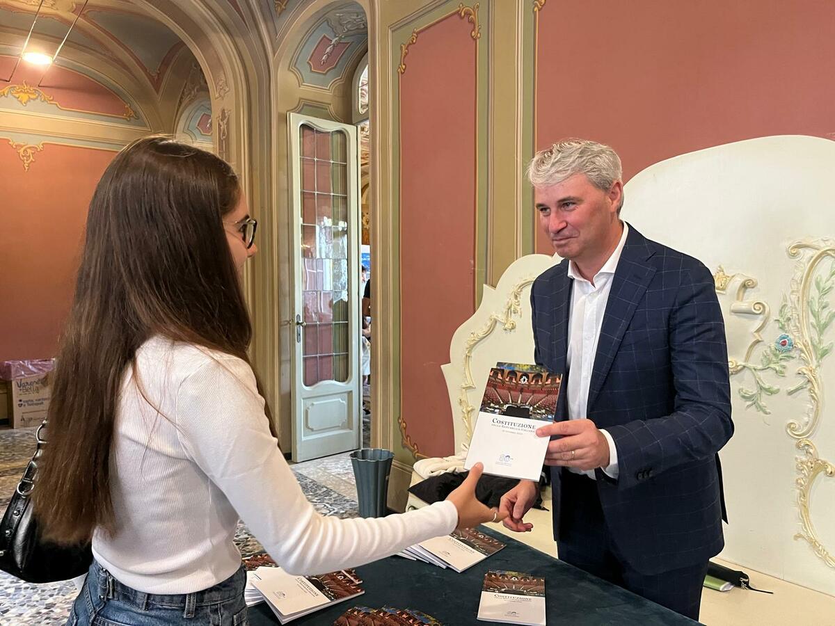In Salone Estense sfilano i cittadini del futuro: consegnate tessera elettorale e Costituzione ai neo diciottenni varesini