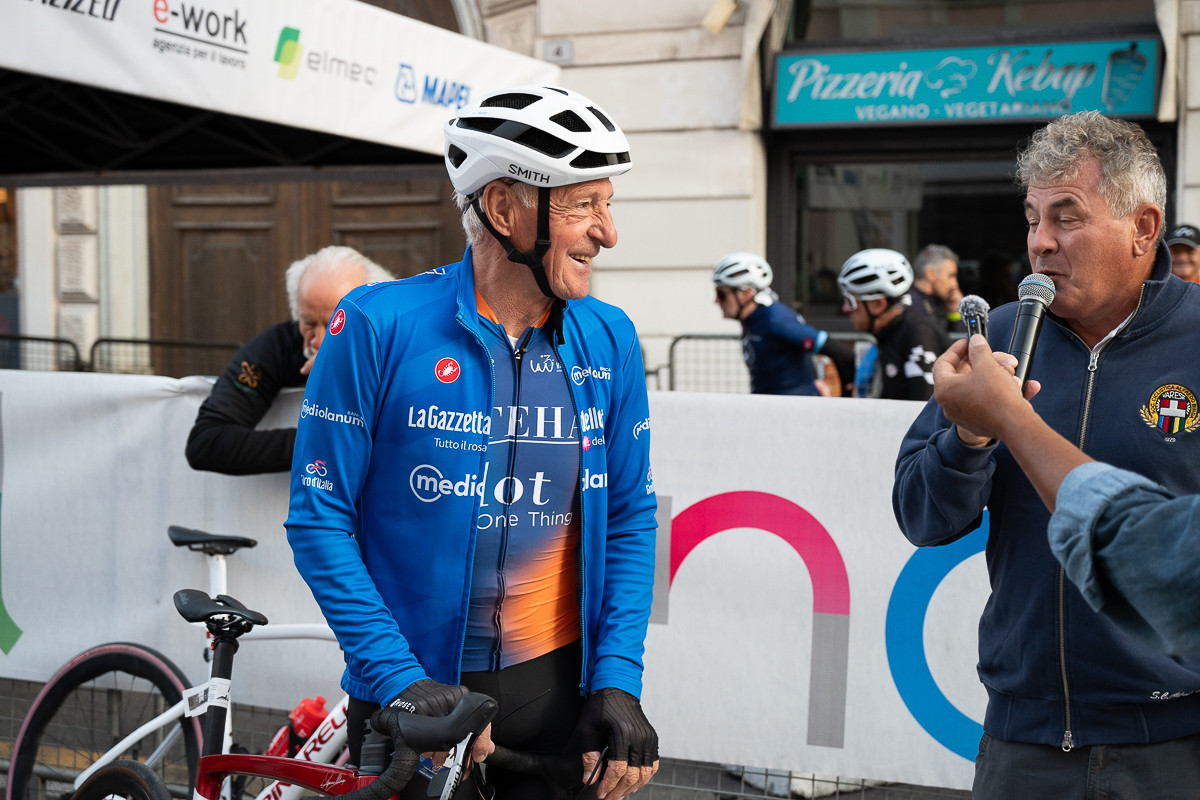 FOTO - Di rosa e ciclismo: novantaquattro scatti di una Varese che si consegna alla passione sportiva