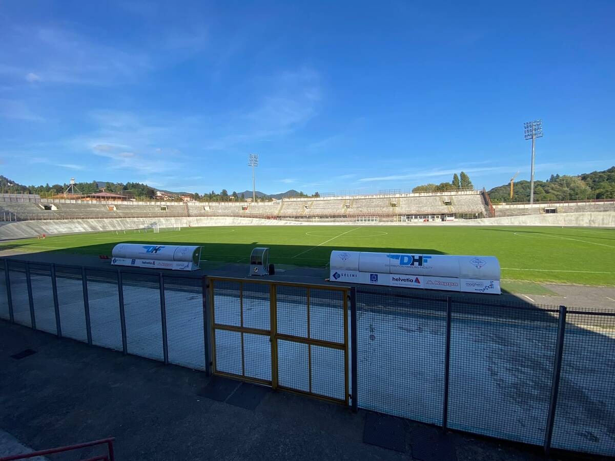 Stadio Franco Ossola, il Comune stanzia 45 mila euro per la manutenzione del verde (campo compreso) «in attesa di interventi strutturali»