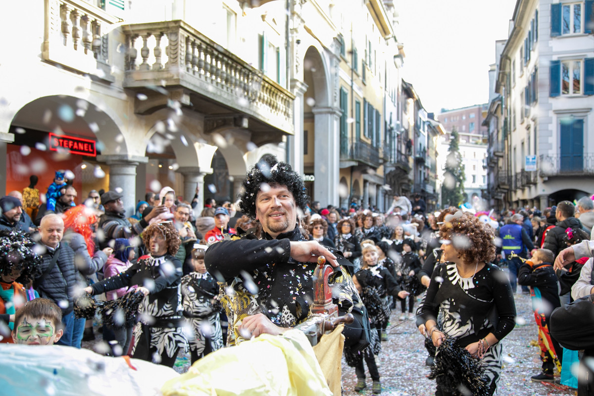 FOTO e VIDEO Carnevale a Varese, tutte le immagini. Il Re Bosino