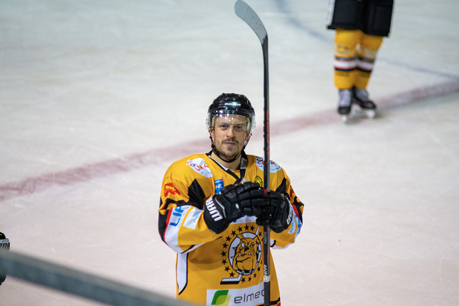 HOCKEY. Andrea vero cuore giallonero, resta al Varese. Un