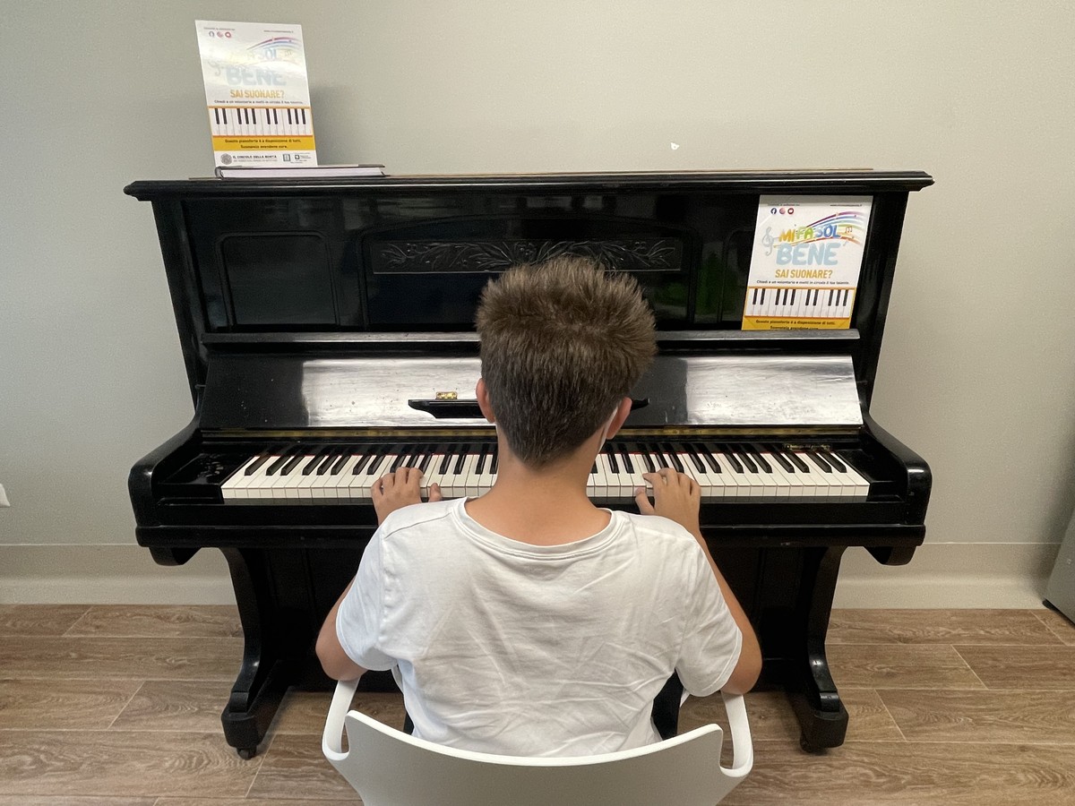 “MIFASOL Bene” un arcobaleno invita a suonare il pianoforte all