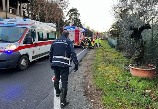 I soccorsi al pedone che ha perso la vita lo scorso dicembre sul tratto di statale 394 che collega Casciago con Varese