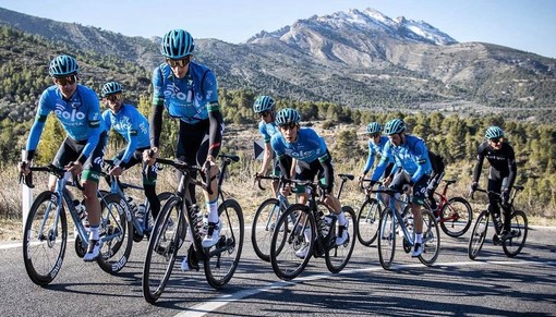 Il cielo della nostra provincia è sempre più blu: la Eolo-Kometa di Basso e Spada invitata al Giro d'Italia