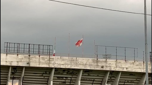 Una bandiera biancorossa sul pennone dei distinti: all'esterno degli spalti domani si giocherà la &quot;partita&quot; della curva e del pubblico
