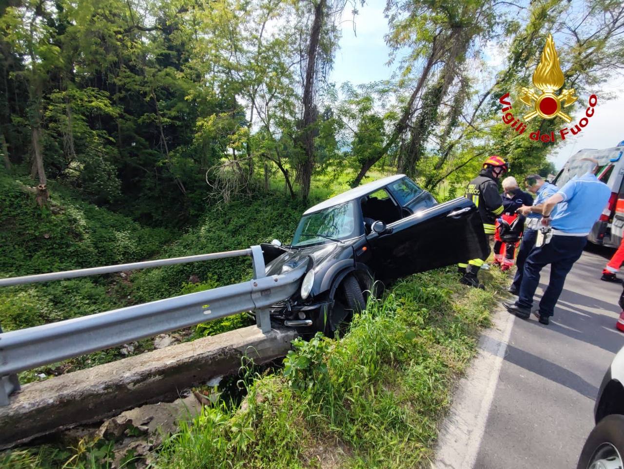 Auto esce di strada a Lisanza e si schianta contro il guard rail: due ...
