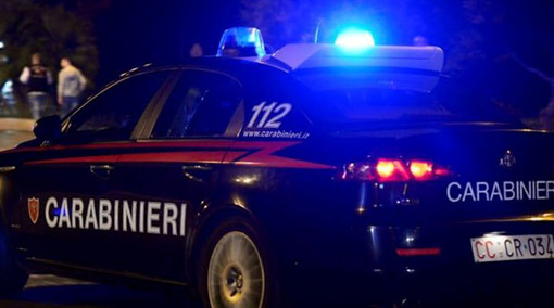 Laveno Mombello, dà in escandescenze fuori dal bar: arrivano i carabinieri