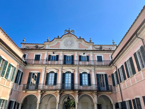 Palazzo Estense si illumina di blu