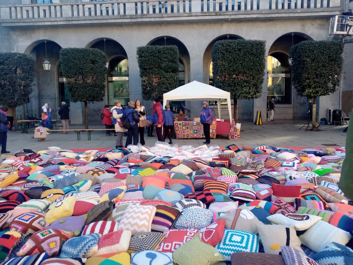 Heute helfen auf der Piazza San Vittore 650 Kissen denjenigen, die hinaufsteigen müssen, um hoch hinauszufliegen – Varesenoi.it