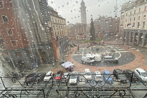Piazza Monte Grappa sotto la pioggia degli ultimi giorni