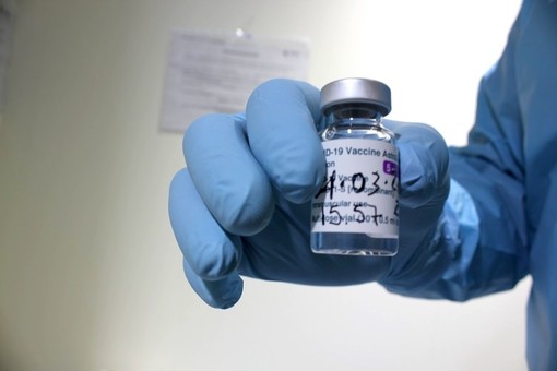 La Regione: «Seconda dose di Pfizer o Moderna in base alle disponibilità agli under 60 già vaccinati con Astrazeneca»