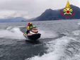 I mezzi dei vigili del fuoco in azione sul Lago Maggiore