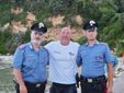L'appuntato scelto Fabio Latanza con i colleghi della stazione di San Felice Circeo al suo arrivo dopo la traversata L'appuntato scelto Fabio Latanza con i colleghi della stazione di San Felice Circeo al suo arrivo dopo la traversata