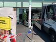 Operai al lavoro per ripristinare l'ingresso sfondato con l'auto ariete
