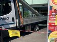 Operai al lavoro per ripristinare l'ingresso sfondato con l'auto ariete