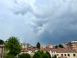 La foto da Varese dell'esperto meteo Gianluca Bertoni a metà pomeriggio di oggi, che spiega: «Grandine a sinistra nell'immagine» La foto da Varese dell'esperto meteo Gianluca Bertoni a metà pomeriggio di oggi, che spiega: «Grandine a sinistra nell'immagine»
