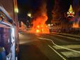 L'autobus in fiamme a Sesto San Giovanni e l'intervento dei vigili del fuoco