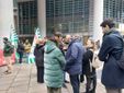 La manifestazione di protesta dei lavoratori della Beko in piazza al Pirellone