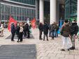 La manifestazione di protesta dei lavoratori della Beko in piazza al Pirellone