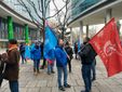 La manifestazione di protesta dei lavoratori della Beko in piazza al Pirellone