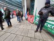La manifestazione di protesta dei lavoratori della Beko in piazza al Pirellone