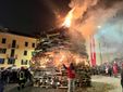 L'accensione della pira pochi istanti dopo le 21 in piazza della Motta