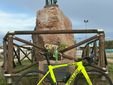Qui e sotto un mazzo di fiori, la bici color Tour de France e Martino a Cesenatico davanti al monumento del Panta