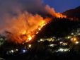 La spaventosa immagine dell'incendio in corso nei boschi sopra Laveno (foto Ciano Gargaglione e Chantal Obbelen da NaturalMeteo)