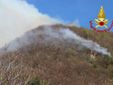 Le immagini dell'incendio nei boschi sopra Laveno Mombello