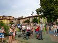 I varesini al Belvedere di Azzate in attesa dell'eclissi, poi nascosta dal formarsi di nubi all'orizzonte  (foto Alessandro Galbiati)