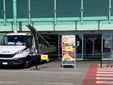 Operai al lavoro per ripristinare l'ingresso sfondato con l'auto ariete