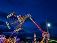 Le luci del luna park accese ieri per la prima volta in notturna nell'edizione 2025 alla Schiranna (foto Galbiati)