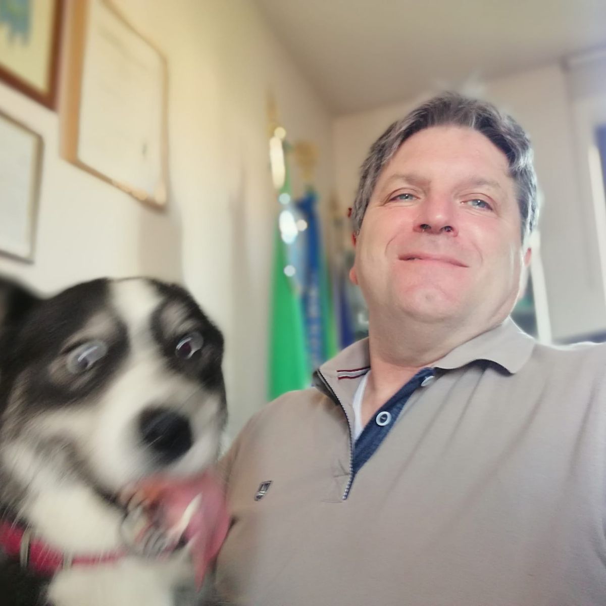 Il comandante Alfonso Castellone con l'husky portata in salvo dagli agenti di pattuglia