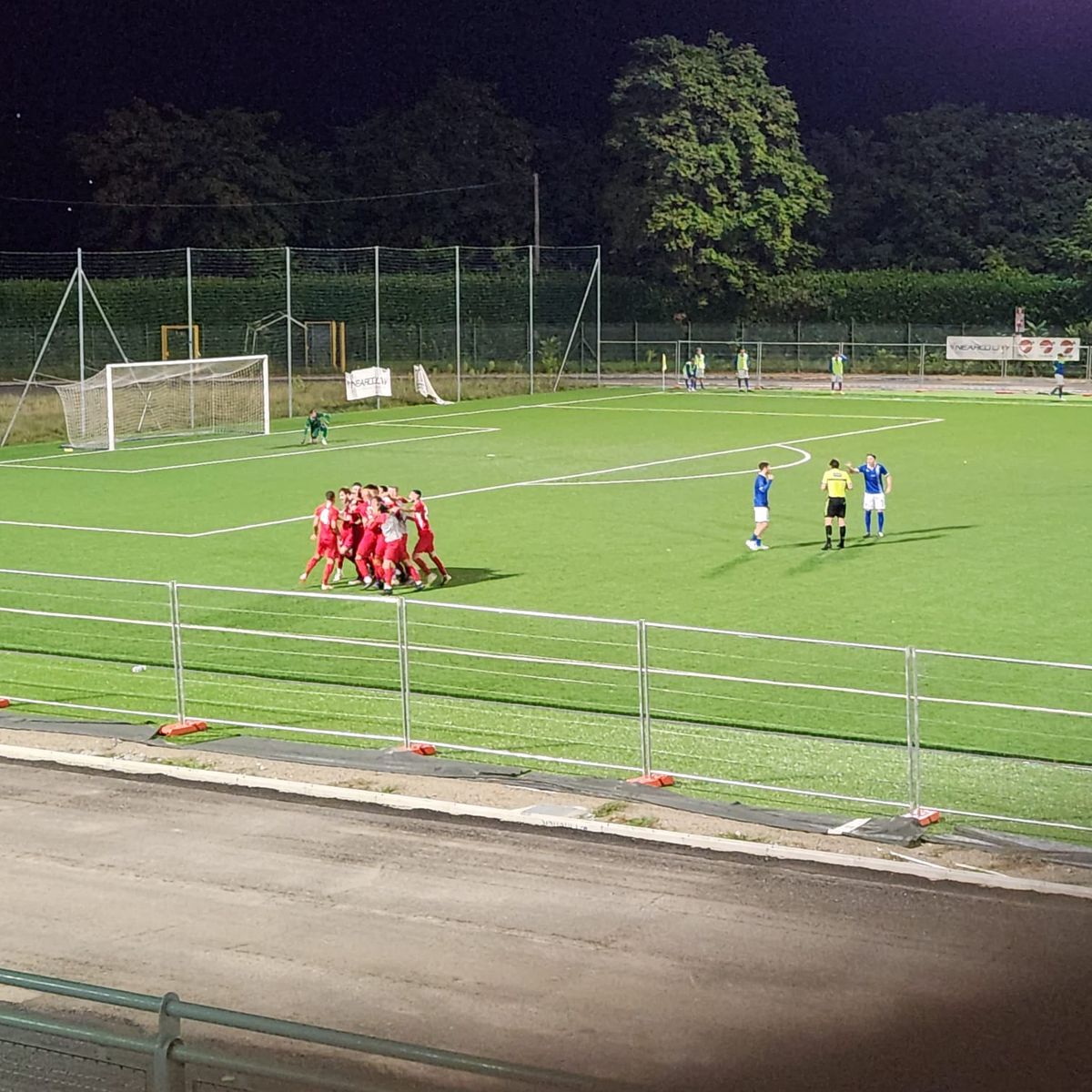 La gioia dell'Oltrepò alle Azalee di Gallarate dopo il gol decisivo di Vaglio