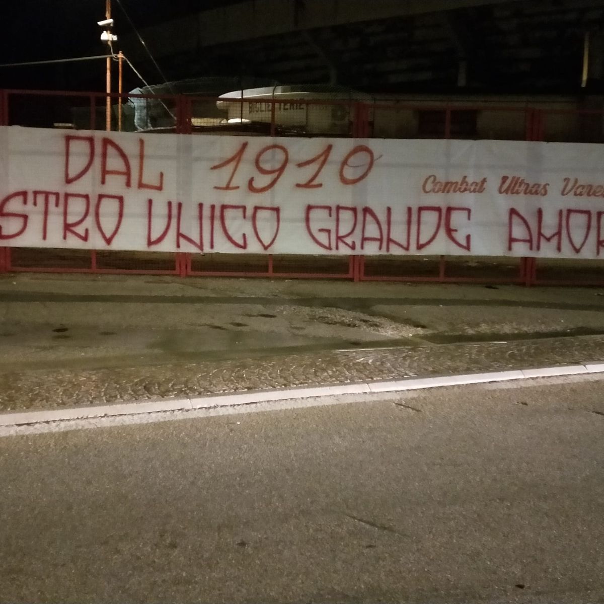 Gli auguri della curva al Varese: "Dal 1910 nostro unico grande amore" Gli auguri della curva al Varese: "Dal 1910 nostro unico grande amore"