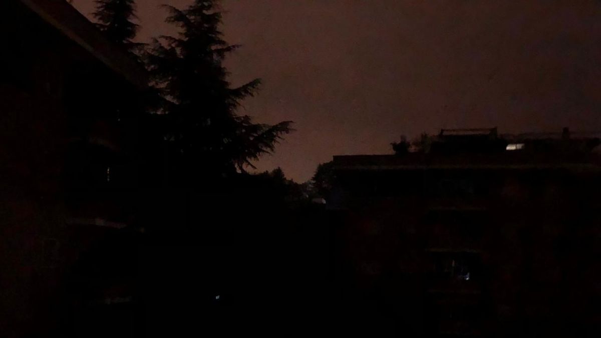 La situazione di blackout segnalataci da un lettore intorno alle 22.30 di questa sera in via Proserpio La situazione di blackout segnalataci da un lettore intorno alle 22.30 di questa sera in via Proserpio