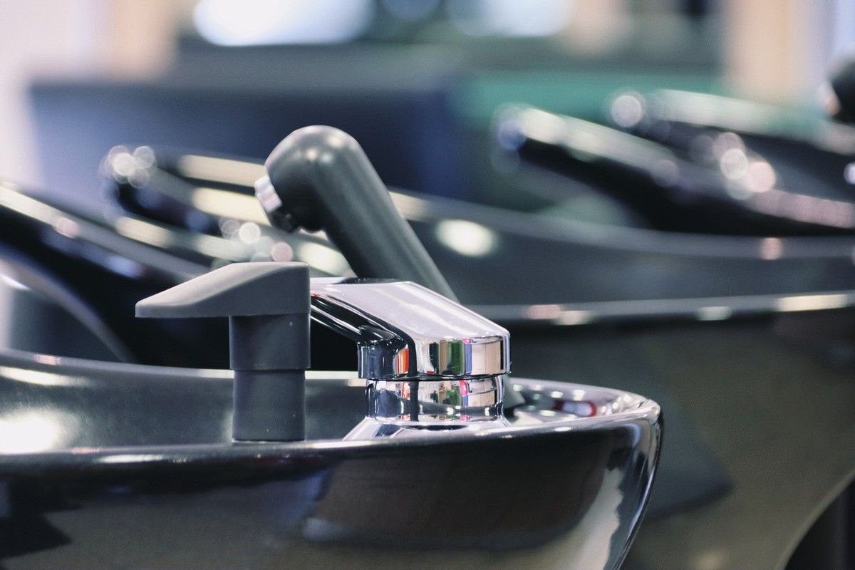 Crisi idrica, le ordinanze curiose: «Parrucchieri, dovrete lavare la testa una sola volta»