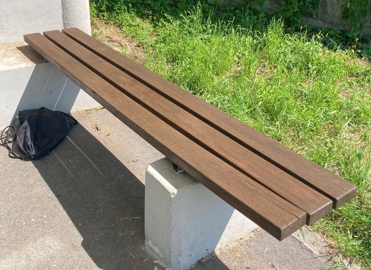 La panchina rimessa a nuovo dai ragazzi volontari a Viggiù (foto dalla pagina Facebook del Comune)