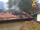 FOTO. Tetto distrutto da un incendio ad Azzio. Vigili del fuoco al lavoro