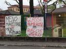 Gli striscioni di protesta affissi dai genitori ai cancelli della scuola dell'infanzia di Casorate Sempione(foto da Facebook) Gli striscioni di protesta affissi dai genitori ai cancelli della scuola dell'infanzia di Casorate Sempione(foto da Facebook)