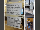 Il cartello, la vetrina spaccata e il titolare della gelateria Claudio Caputo che fa finta di pulire il vetro che non c'è più