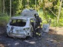 Cade un tizzone nel baule, auto distrutta dalle fiamme a Besozzo Cade un tizzone nel baule, auto distrutta dalle fiamme a Besozzo