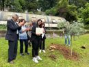 La cerimonia di piantumazione dell'ulivo in memoria di Daniele alla scuola di Gazzada Schianno La cerimonia di piantumazione dell'ulivo in memoria di Daniele alla scuola di Gazzada Schianno