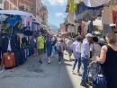 Uomo in carrozzina semina il caos al mercato di Luino: insulti, urla e resistenza ad agenti