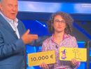 Gerry Scotti incorona Mariacristina da Ispra campionessa della Ruota della fortuna Gerry Scotti incorona Mariacristina da Ispra campionessa della Ruota della fortuna