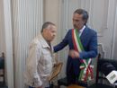 Il sindaco di Laveno conferisce la cittadinanza onoraria a Renato Pozzetto
