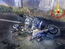 I resti della moto dopo l'impatto con l'auto I resti della moto dopo l'impatto con l'auto