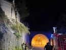 Escursionisti bloccati sul muro di una strada, recuperati dai vigili del fuoco Escursionisti bloccati sul muro di una strada, recuperati dai vigili del fuoco