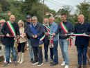 Il taglio del nastro del nuovo tratto di pista ciclopedonale a Mercallo sul lago di Comabbio Il taglio del nastro del nuovo tratto di pista ciclopedonale a Mercallo sul lago di Comabbio