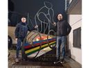 Mirko Pinton, proprietario di Casa Charlie, con Alessandro Ballan e la statua donata